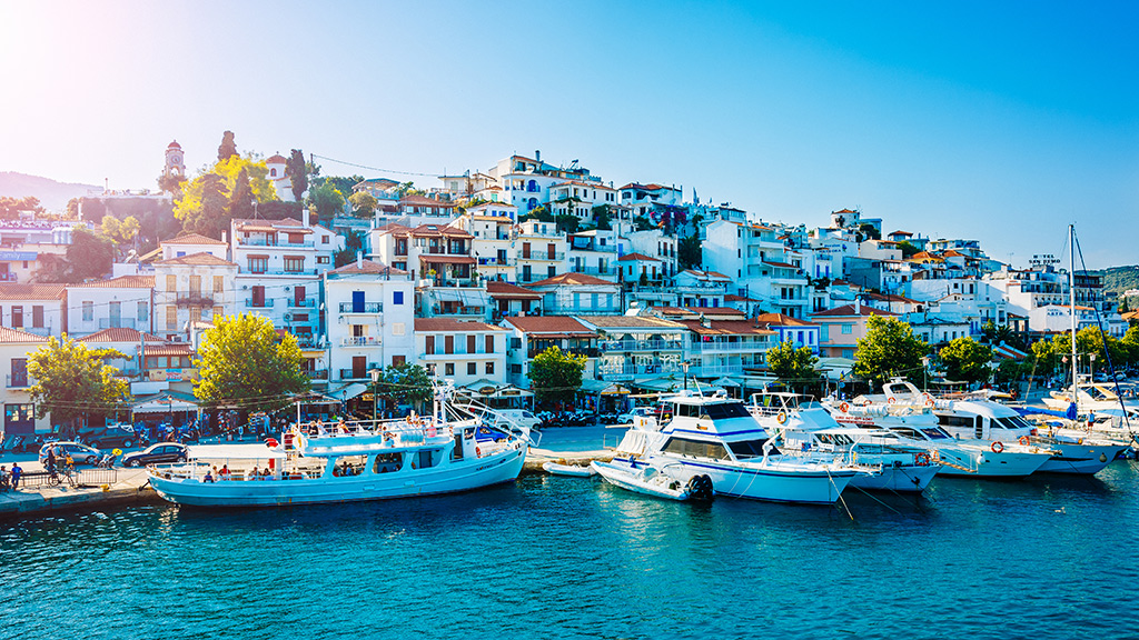 Blick auf Skiathos Stadt, Boote ankern im Hafen