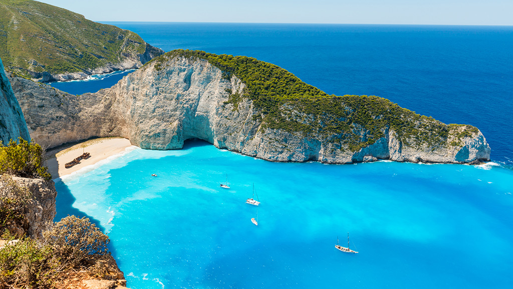 Blick auf Navagio Bucht auf Zakynthos, kleiner Strand mit Schiffswrack, hohe Felswände
