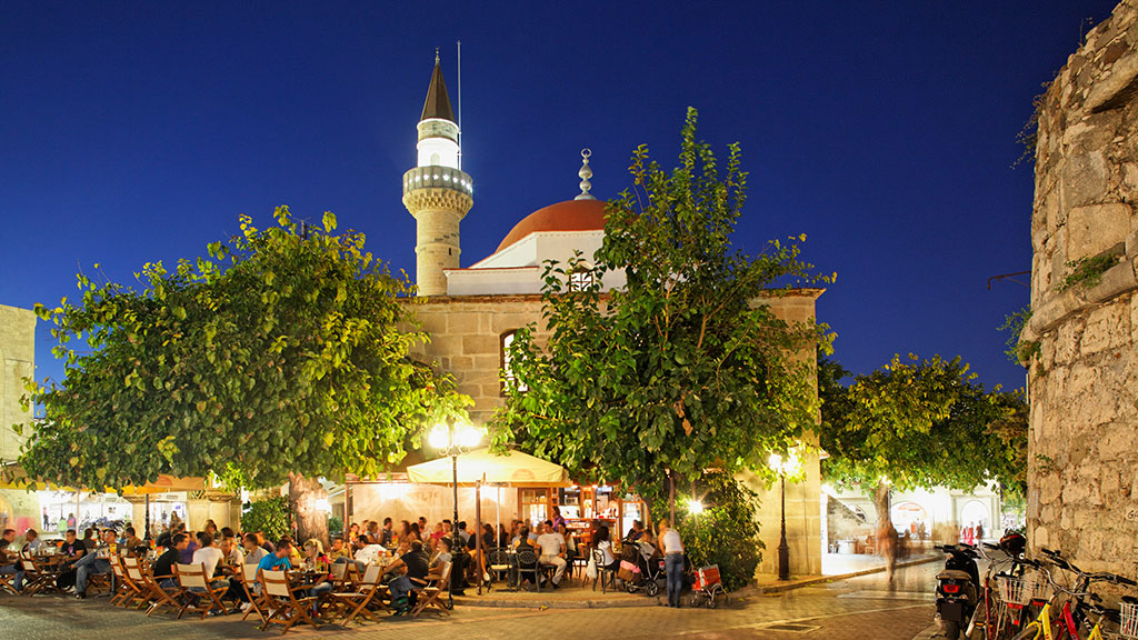 Blick auf Elftherias Square mit Moschee in Kos Stadt