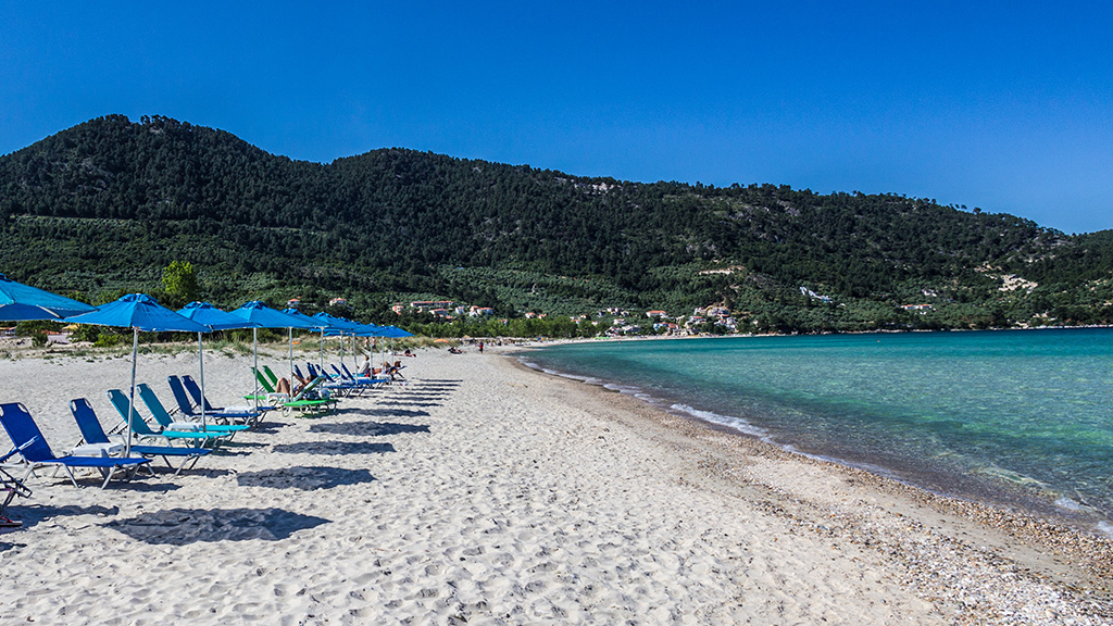 Blick auf Tripiti Beach, weißer Strand, Thassos, Griechenland Guide