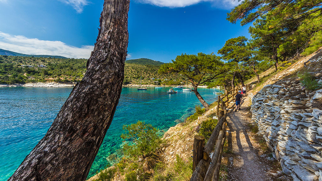 Wanderweg an Ufer mit Blick auf Bucht auf Thassos, Griechenland Guide