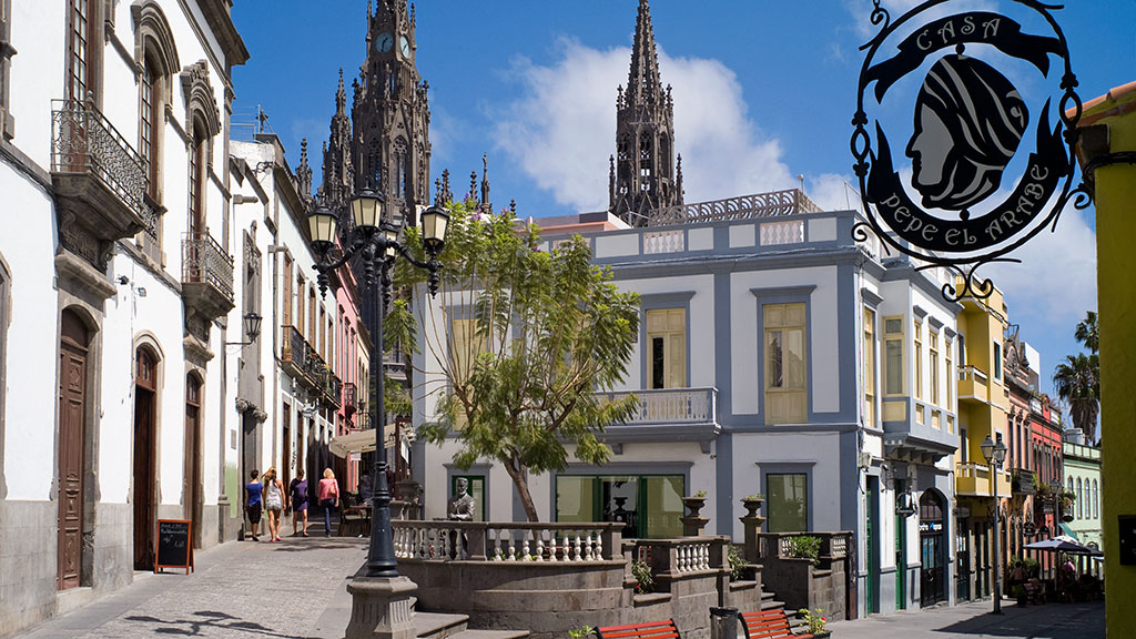 Altstadt von Arcuas mit alten Häusern und Kirche im Hintergrund