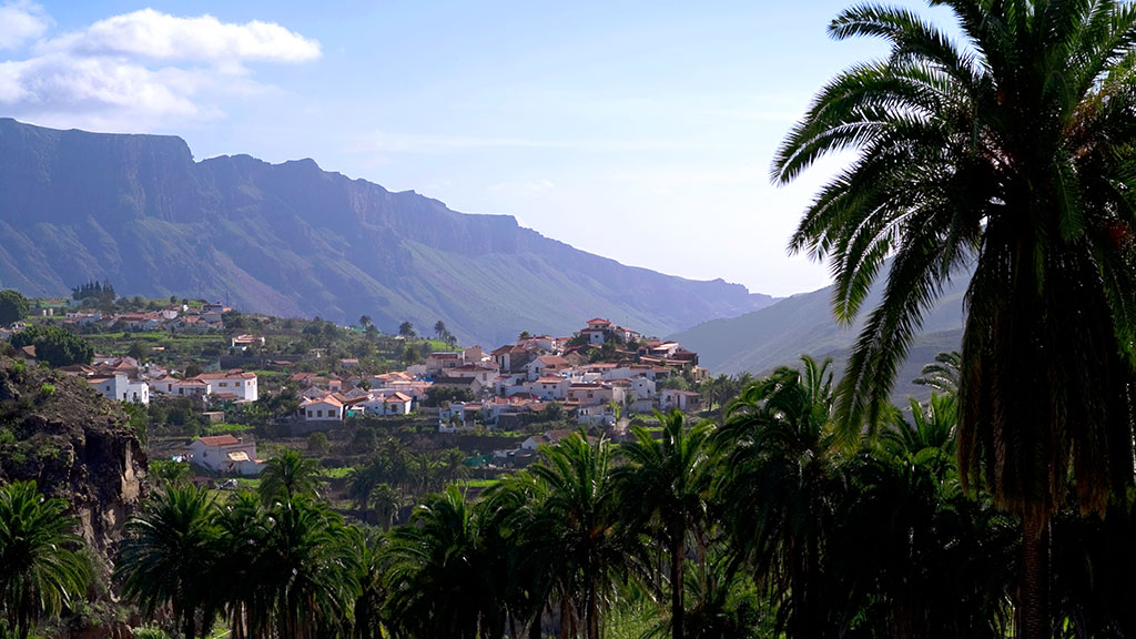 Blick auf das Dorf Fataga in grüner Landschaft in Gran Canaria