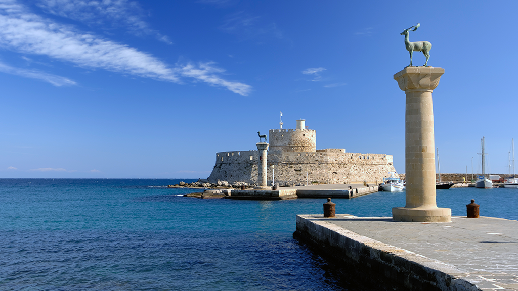 Blick auf Überreste von Koloss von Rhodos, Hafen
