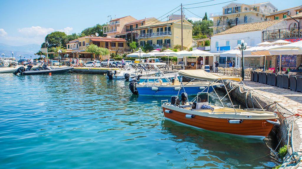 Blick auf Fischerhafen mit kleinen Booten von Kassiopi in Korfu
