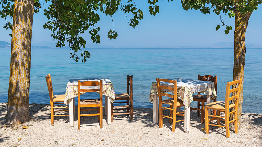 Zwei Tisch mit Stühlen mit Blick aufs Meer in Boukari, Korfu
