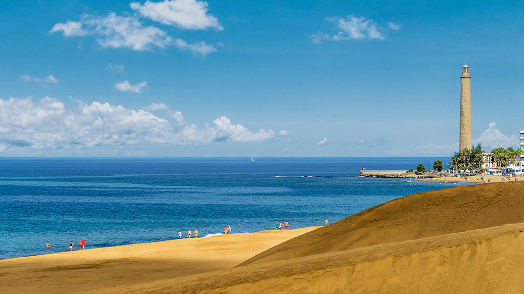 Dünen von Maspalomas auf Gran Canaria mit Meer im Hintergrund