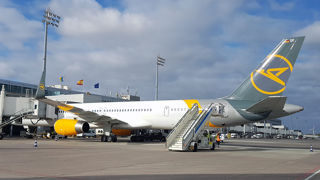 Condor Flugzeug parkt am Terminal vom Flughafen von Gran Canaria