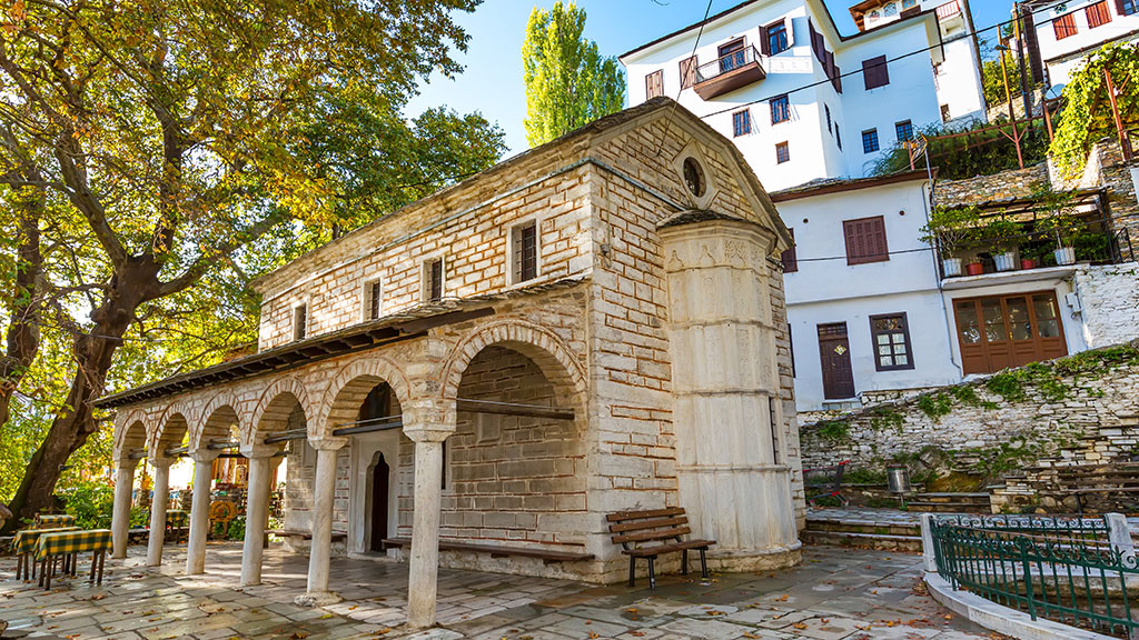 Historische Kirche und Häuser im Hintergrund im Dorf Makrinitsa, Pilion