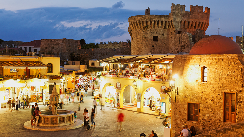 Blick auf Hippocrates Platz in Rhodos Stadt, Abendstimmung