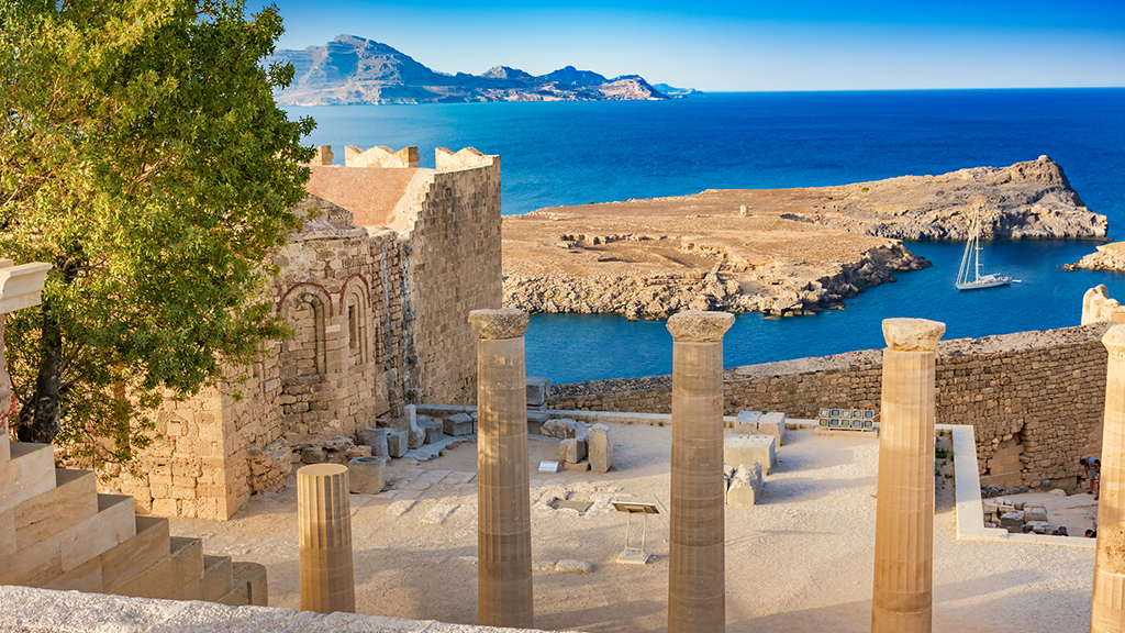 Blick auf Überreste von Akropolis von Rhodos, im Hintergrund das Meer