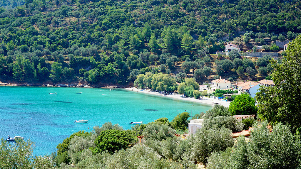 Kervelis Bay auf Samos, kleine Bucht mit ein paar Häusern im Hintergrund