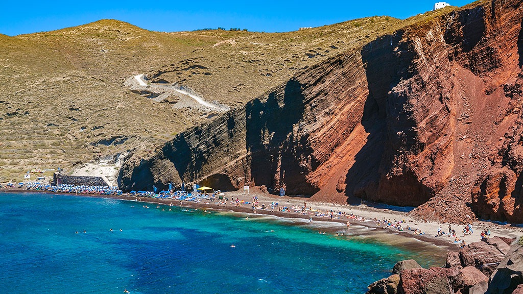 Blick auf Red Beach auf Santorin, rote Felsen