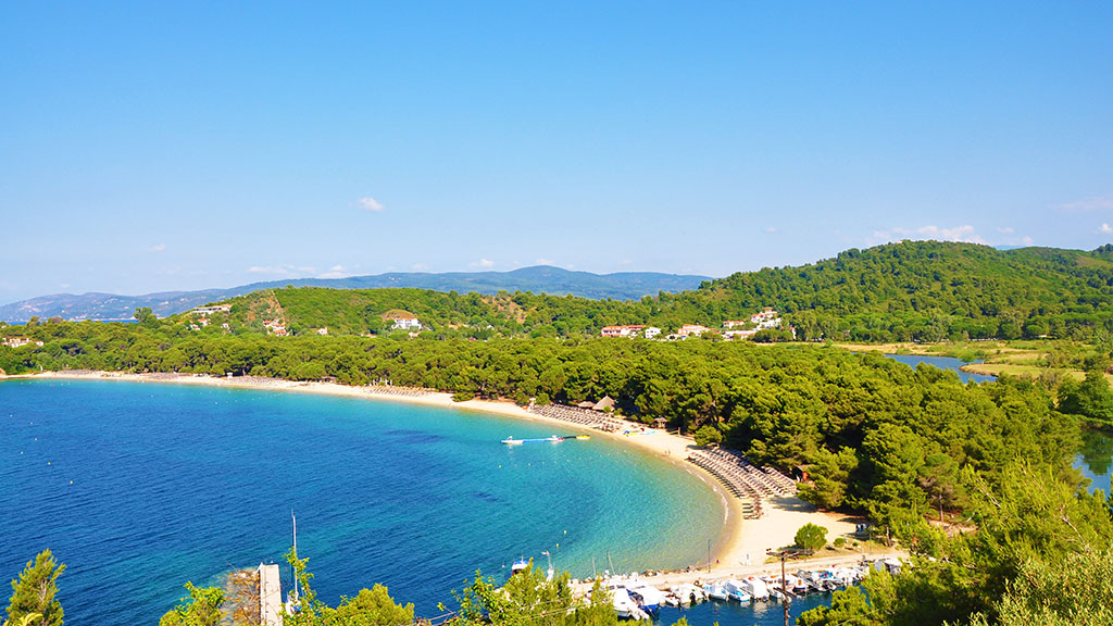 Blick auf Koukounaries Beach auf Skiathos, langer Strand