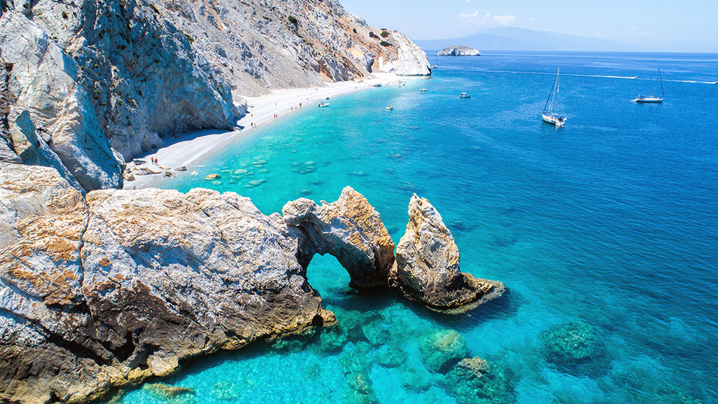 Blick auf Bucht von Lalaria auf Skiathos, Felsen, weißer Strand, türkisblaues Meer