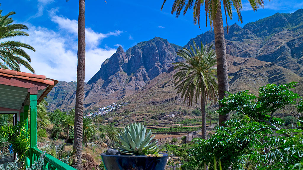 Agaete Tal auf Gran Canaria mit hohen Bergen im Hintergrund und Palmen im Vordergrund