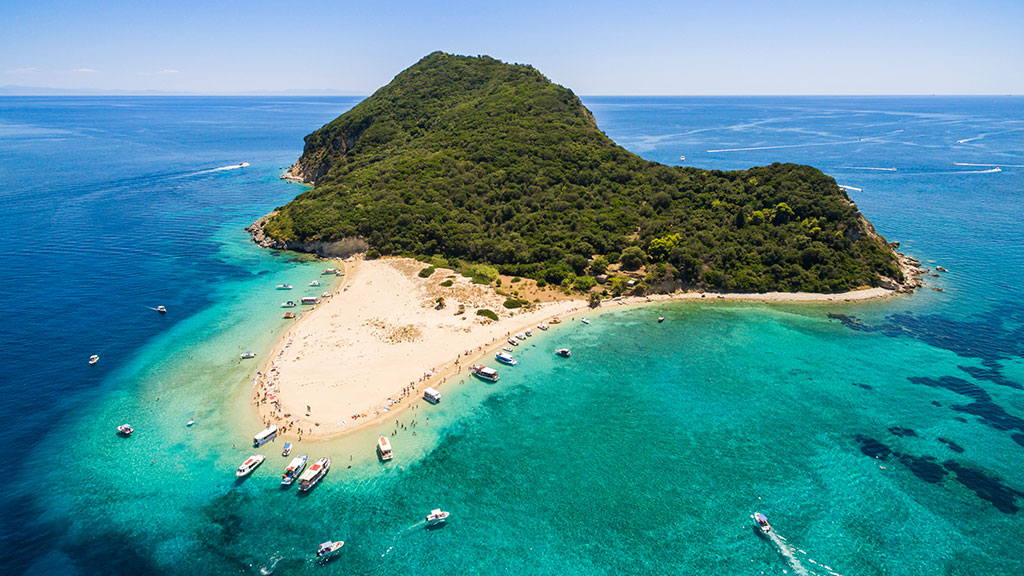 Blick auf Insel Marathonisi mit weißem Sand und türkisblauem Meer, Zakynthos