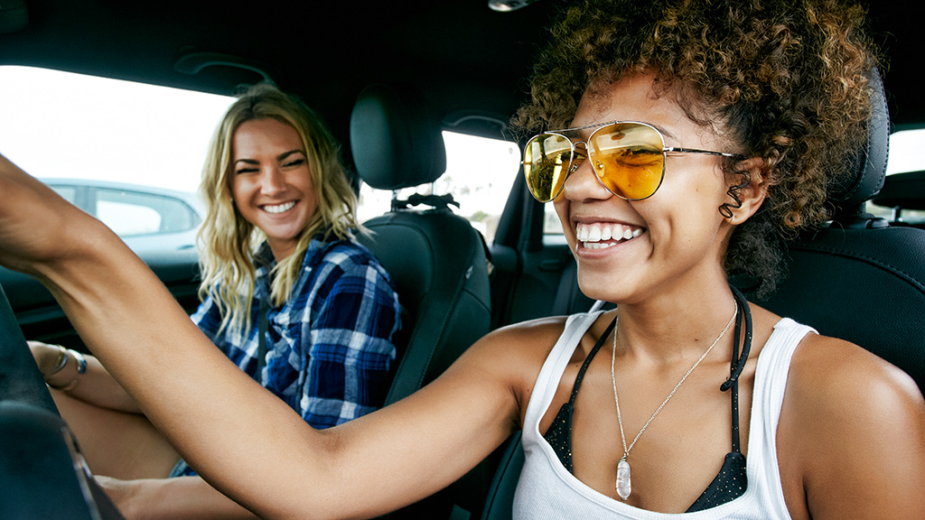 Zwei Frauen sitzen in Auto