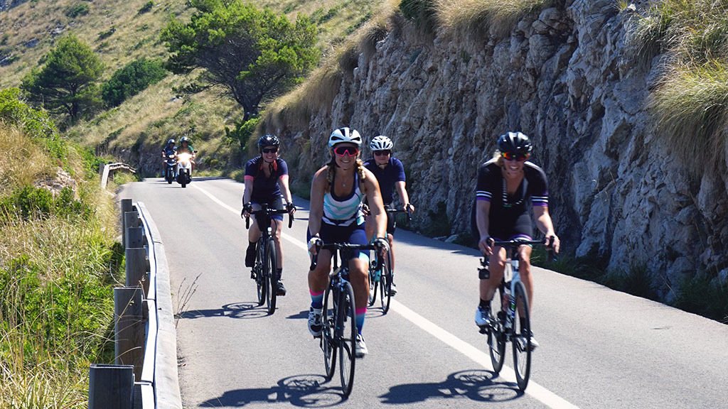 Radfahrerinnen auf Strasse vom Cap de Formentor
