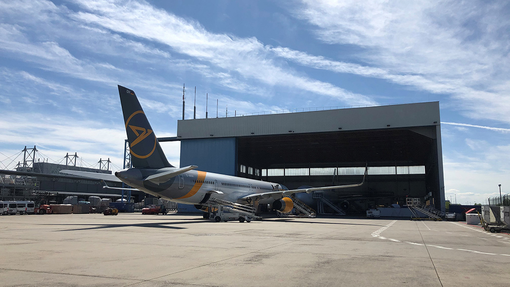 Condor Flugzeug vor Condor Technik Halle