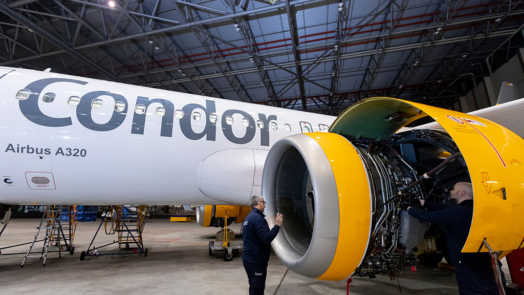 Condor B767 wird in Condor Technik Halle gewartet