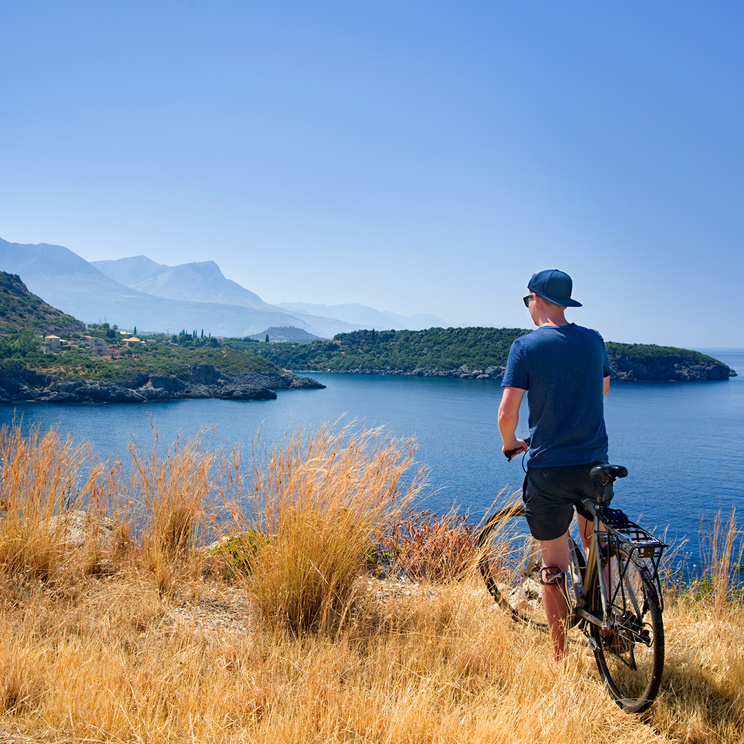 Radfahrer macht Pause an Küste von Peloponnes