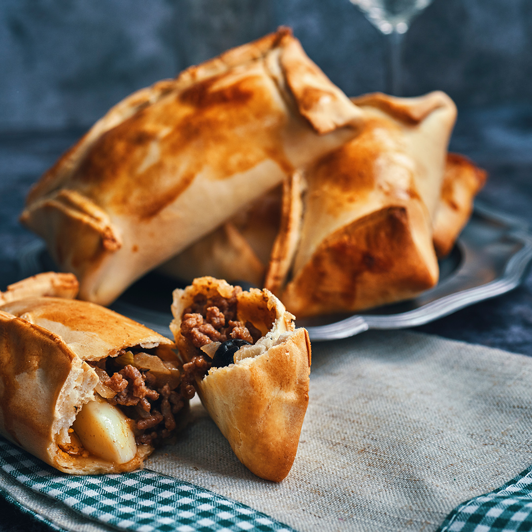 Mehrere Empanadas auf Tischdecke