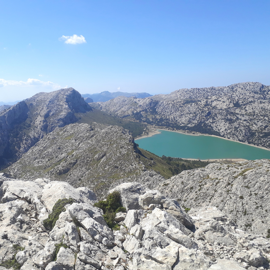 Bergwelt auf Mallorca mit Bergsee