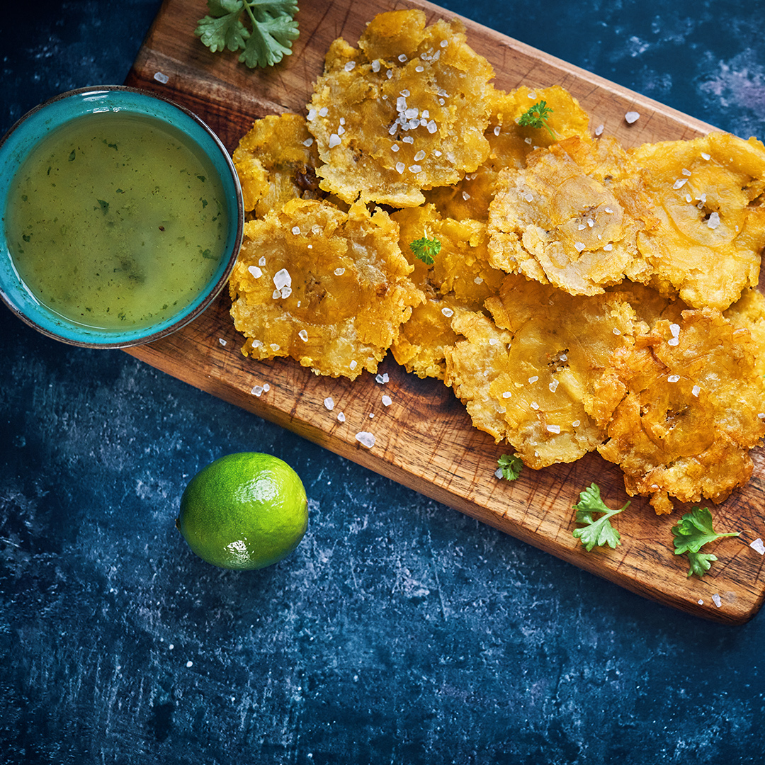Holzbrett mit Tostones