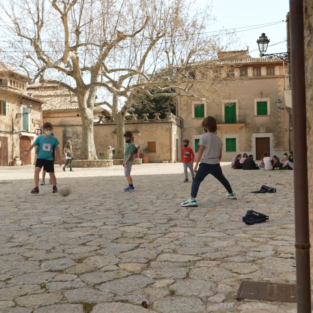 Kinder spielen Fussball auf Platz in Valldemossa