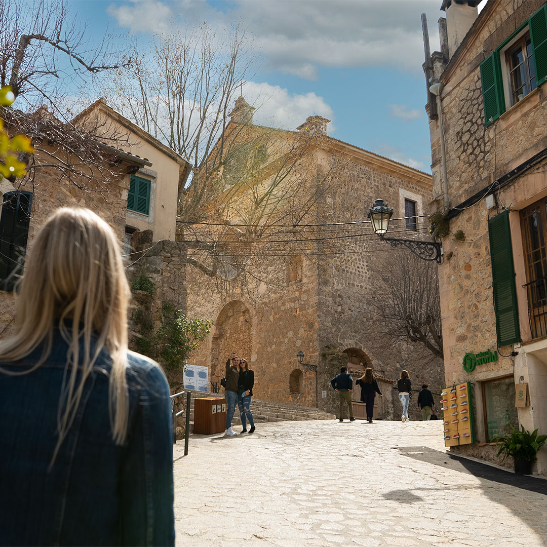 Frau läuft durch Gassen von Valldemosssa