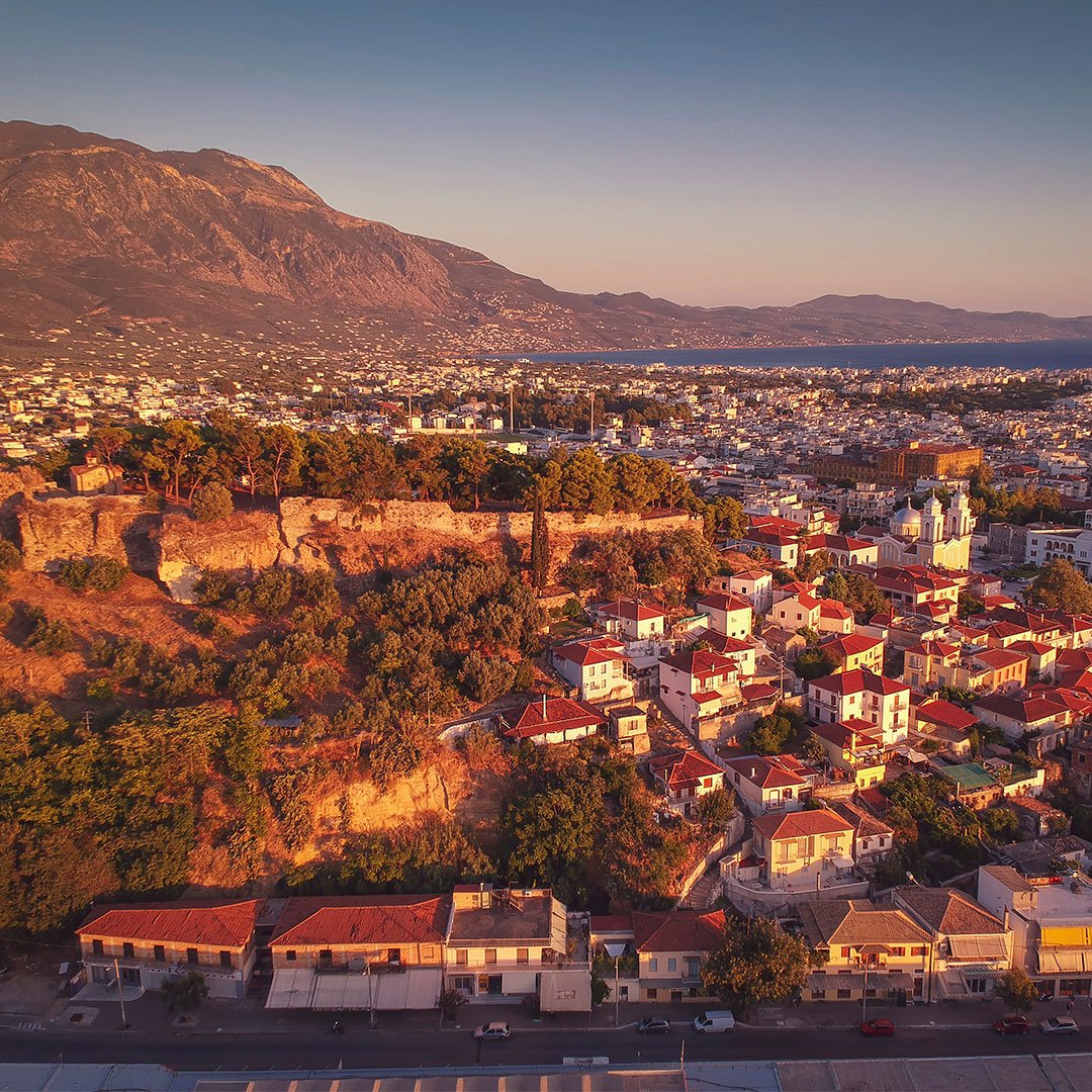 Blick auf Kalamata im Abendlicht