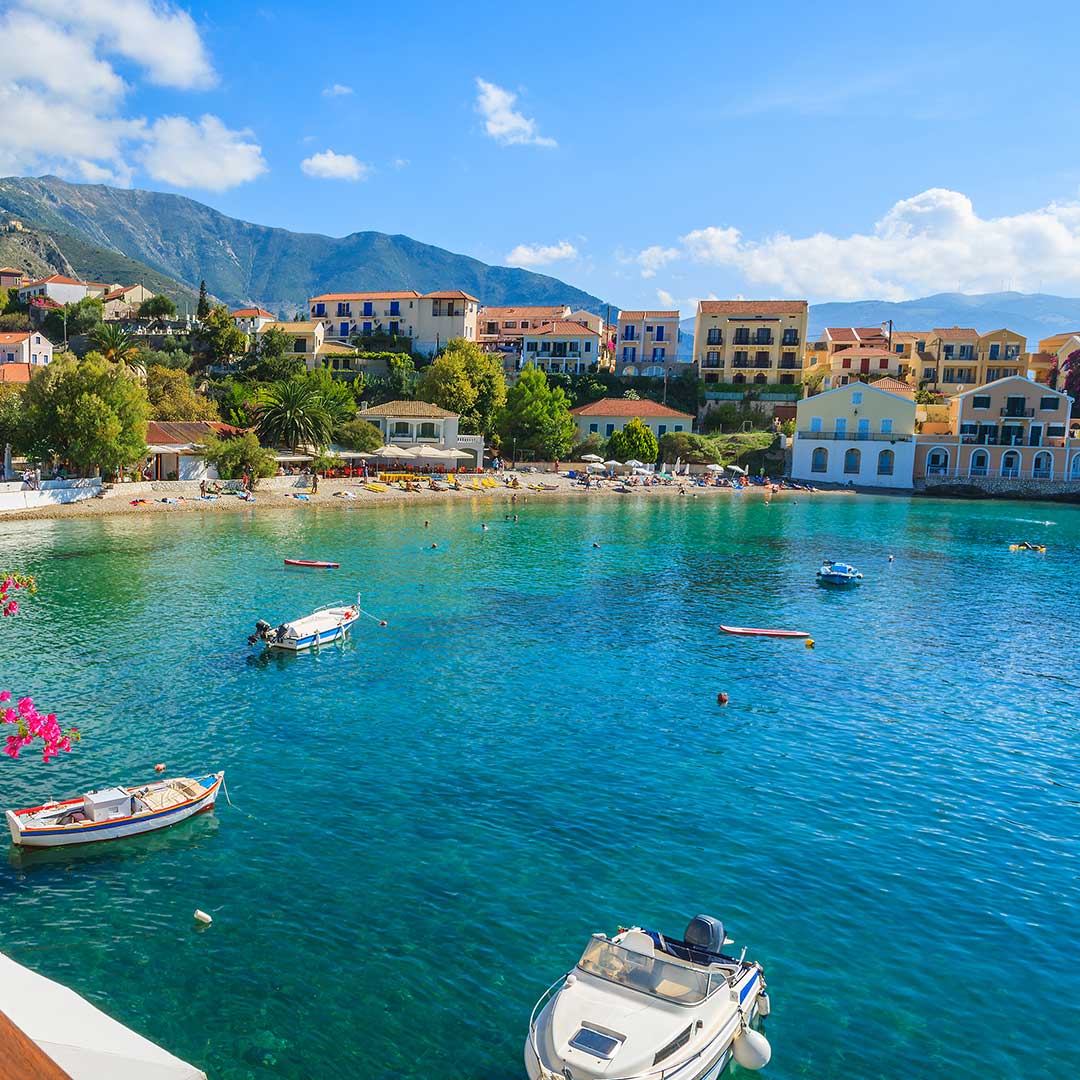 Bucht von Assos mit bunten Häusern und Booten