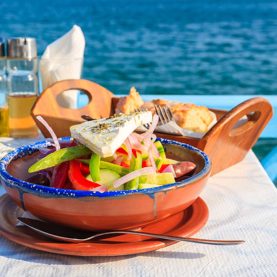 gedeckter Tisch mit grossem griechischen Salat