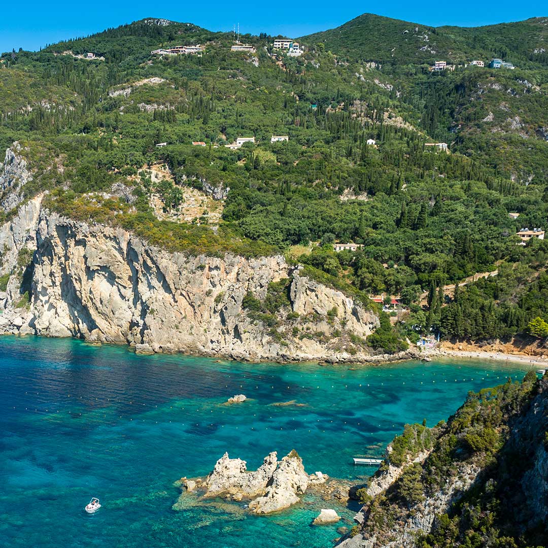 Blick auf Küste von Paleokastritsa auf Korfu