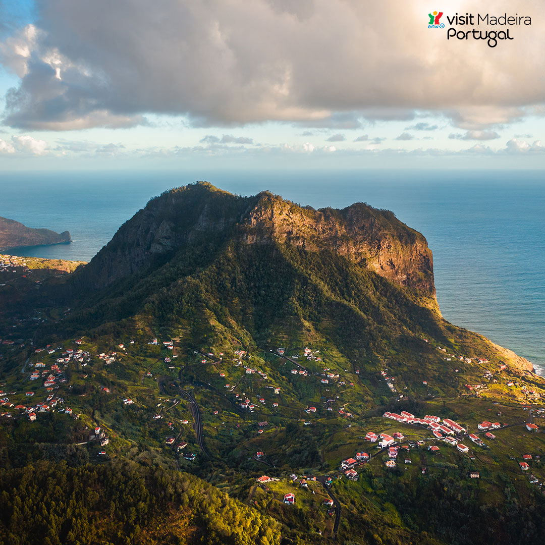 Blick auf den grünen Felsen Penha de Aguila