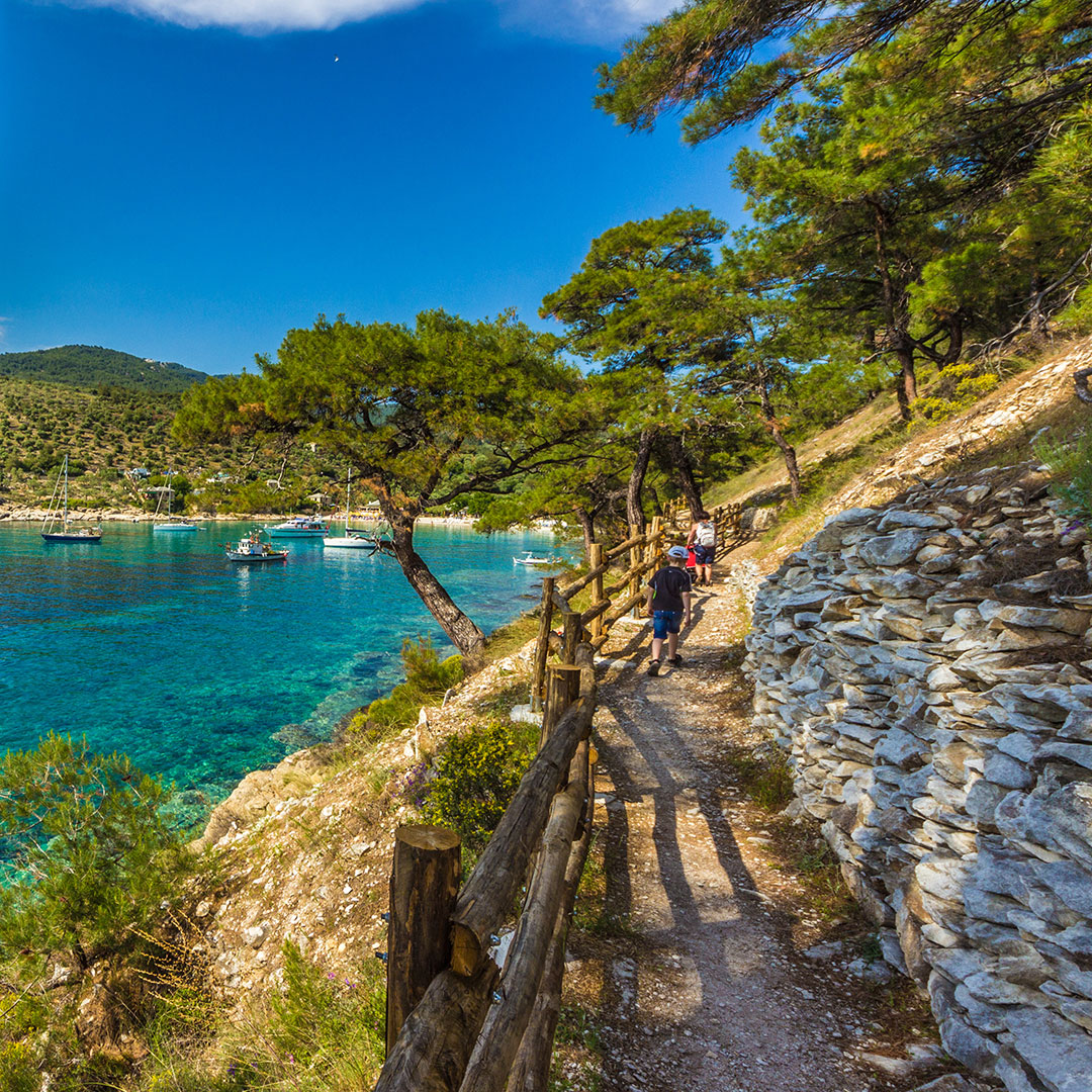 Wanderweg entlang einer Bucht auf Thassos