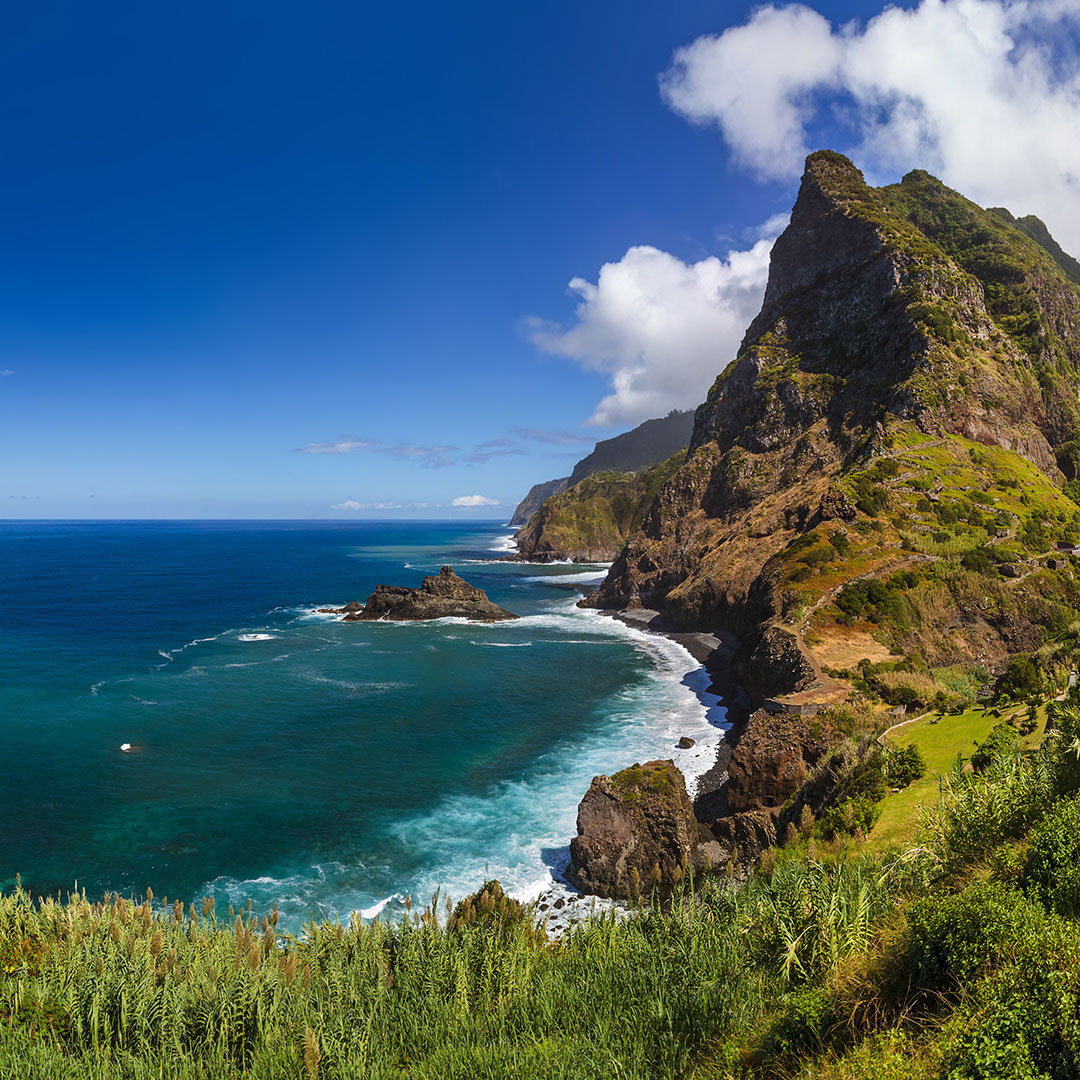 Grüne Küste von Madeira mit Bergen