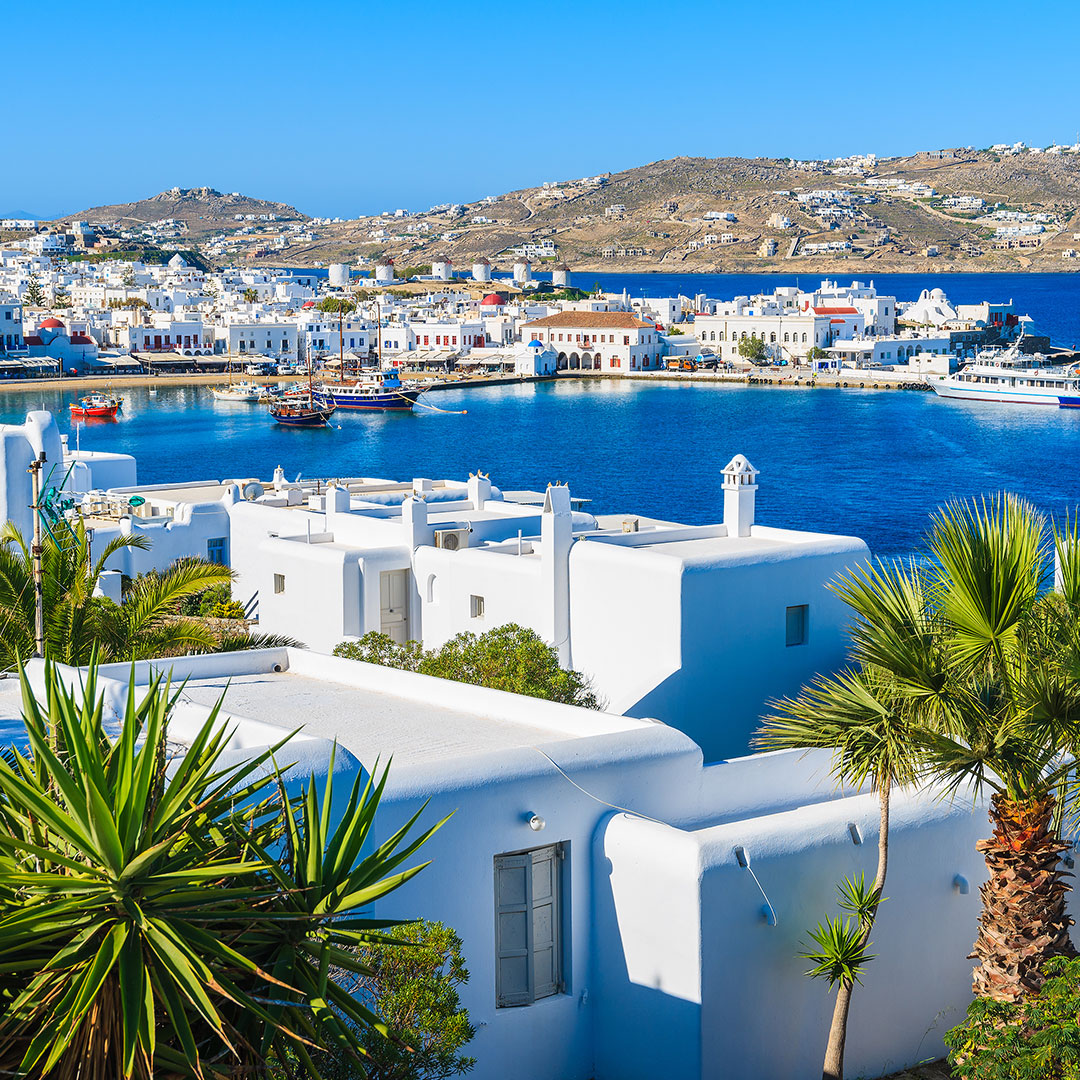 Hafenstadt mit weißen Häusern in Mykonos