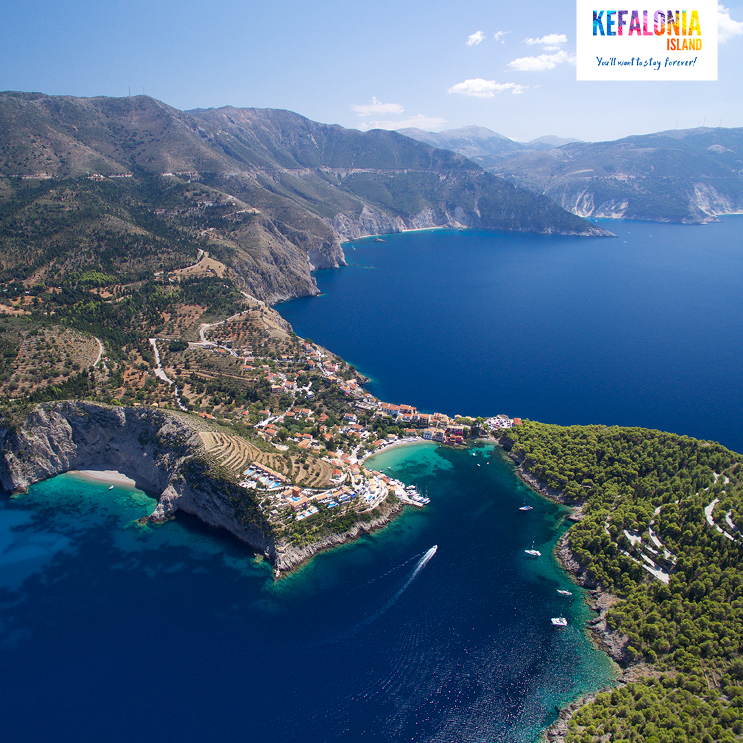 Blick auf Fischerdorf Assos auf Kefalonia