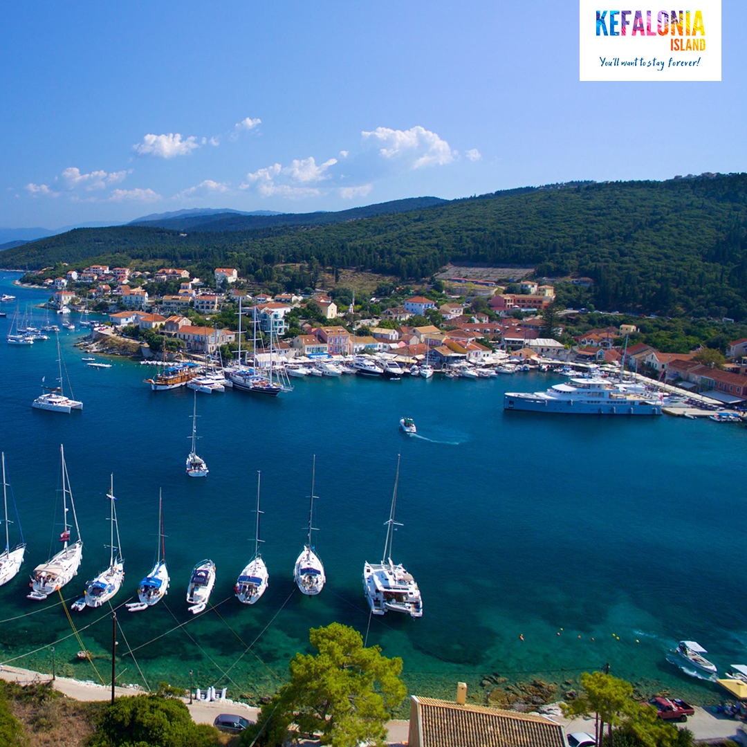 Blick auf Fiskardo mit Yachthafen auf Kefalonia