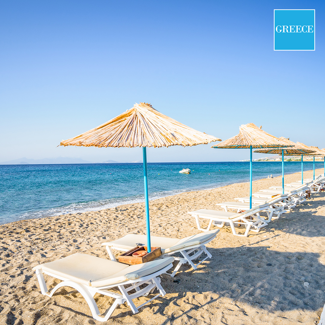 Kardamena Beach auf Kos mit Sonnenliegen