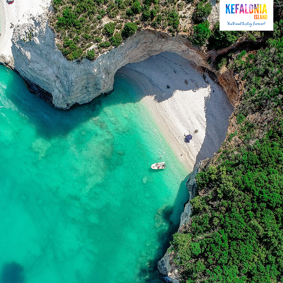 Blick auf kleine Bucht mit Boot auf Kefalonia