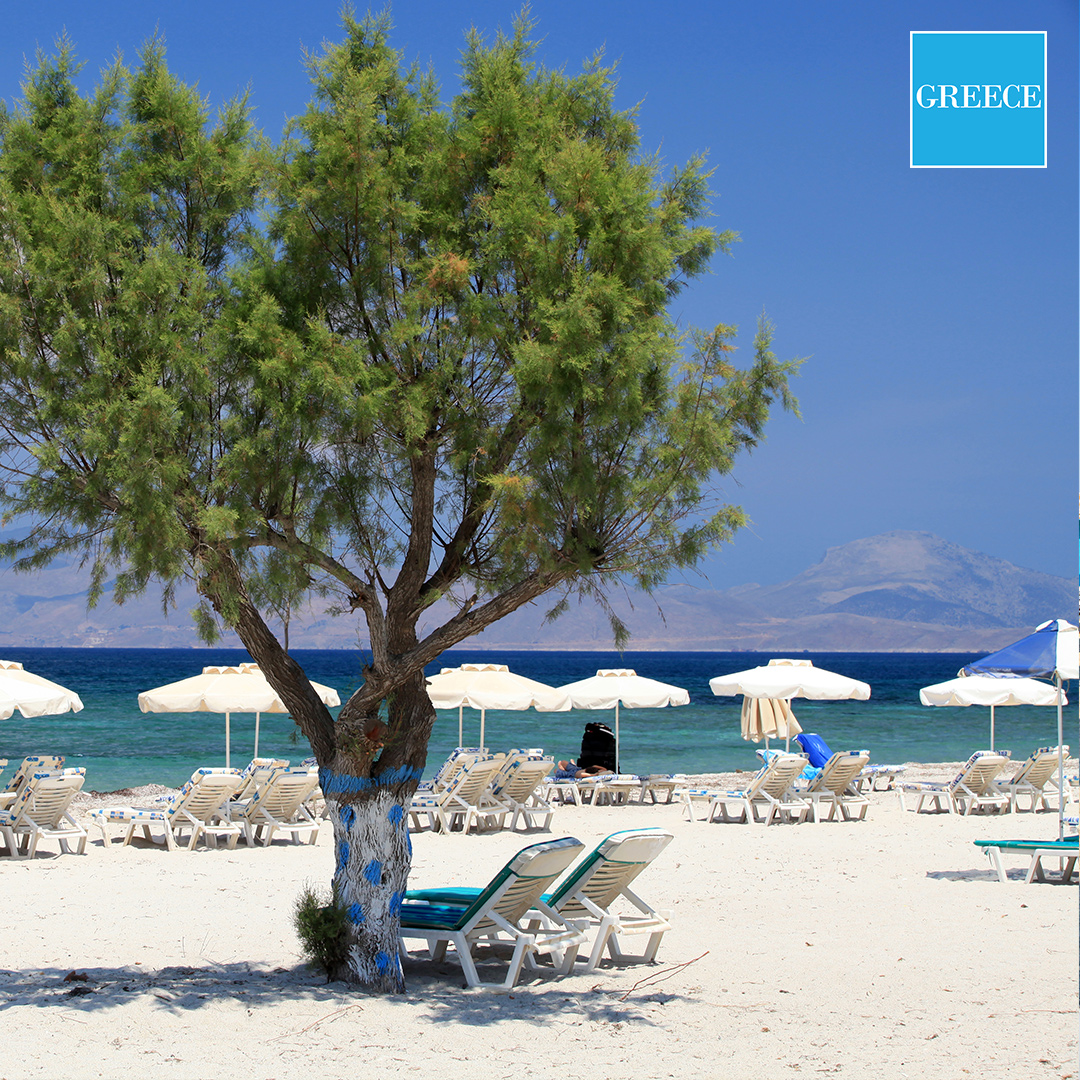 Mastichari Beach mit Sonnenliegen auf Kos