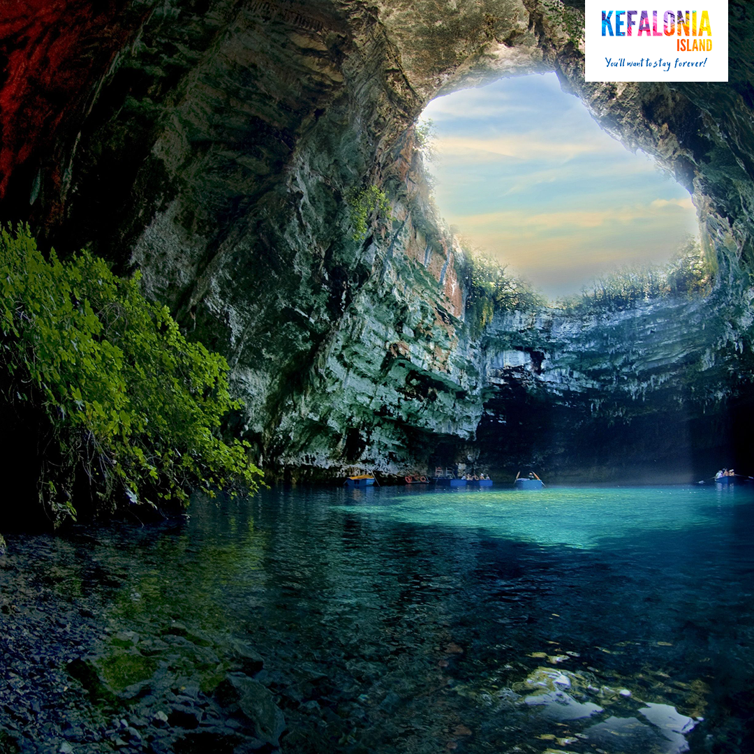 See in Melissani Höhle mit Ruderbooten