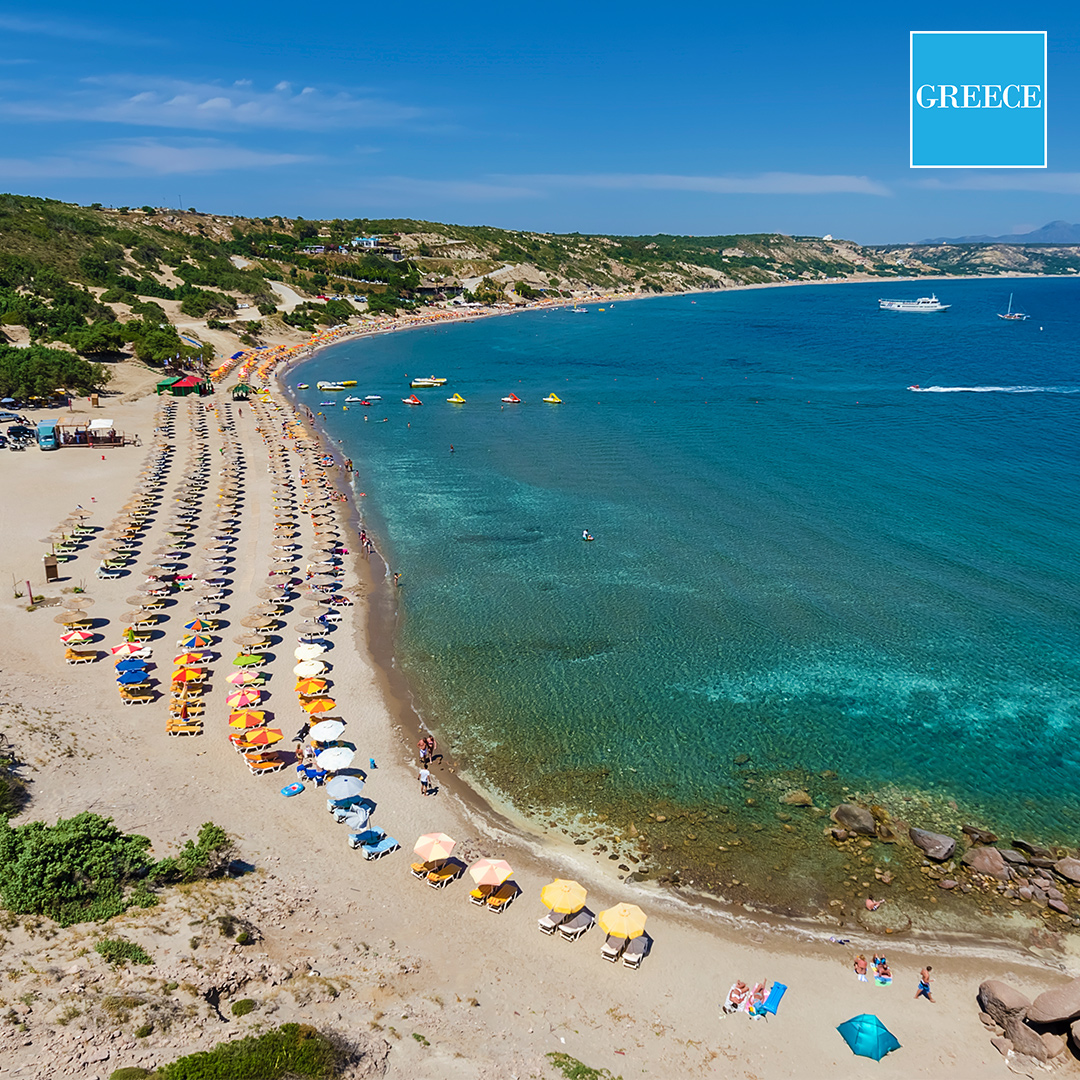 Blick auf Paradise Beach auf Kos mit Sonnenliegen