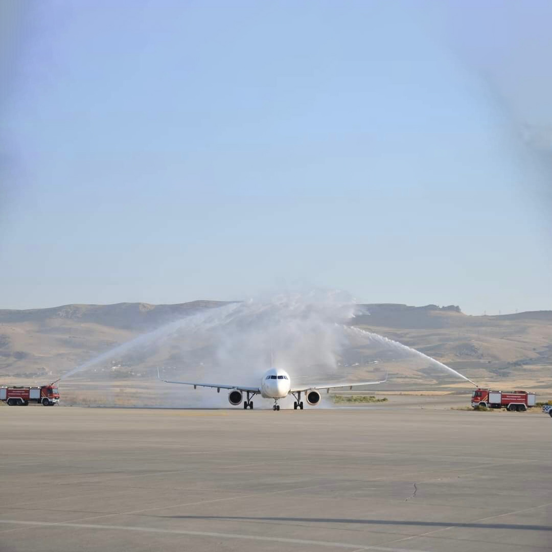 Condor Flugzeug wird mit Wasserfontäne am Flughafen von Sulaimaniyya begrüßt
