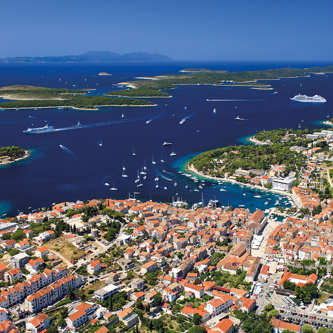 Blick von Festung Fortica Spanjola auf Hvar und die Küste