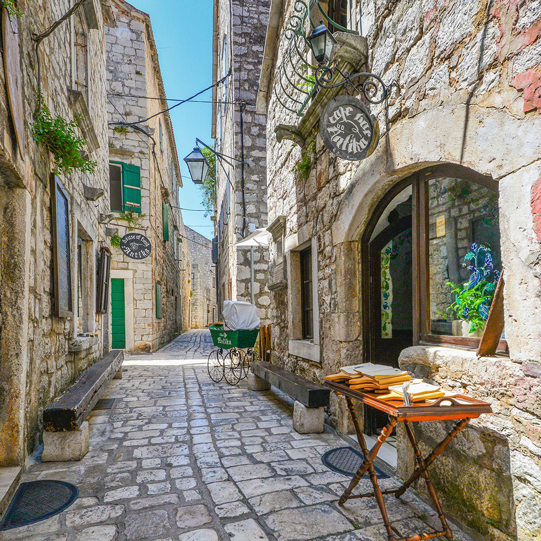 Historische Gasse und Hvar