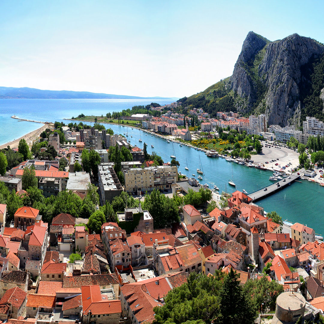 Blick auf Omiš mit Flussmündung und Bergen